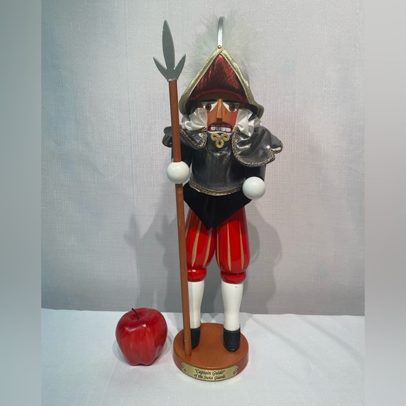 Steinbach "Captain Guido" of the Swiss Guards Nutcracker Club Member Piece IV - Picture 2 of 16